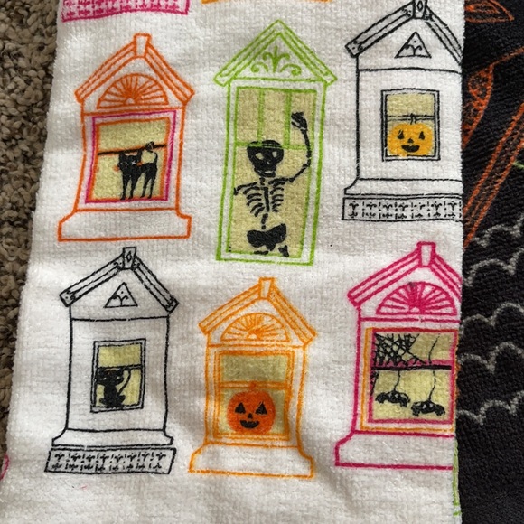 Set of 2 Towels Halloween Glow in the Dark NWT - Picture 3 of 5